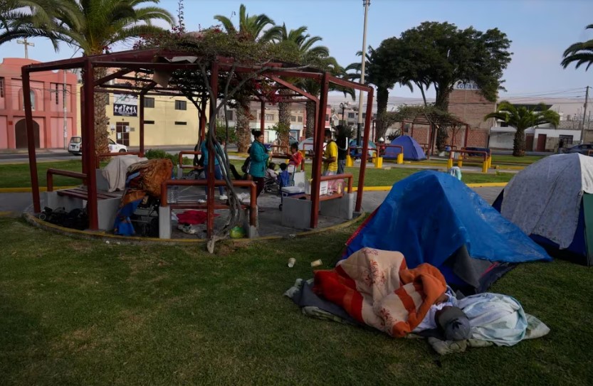 Avión venezolano “recogerá un grupo importante de migrantes varados” en frontera con Perú