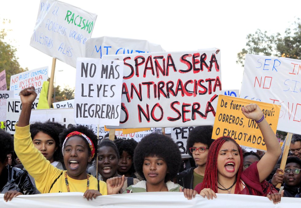 Migrantes en España critican que se hable de racismo en el país solo cuando la víctima es un famoso