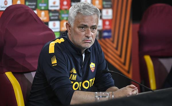 Mourinho, multado y suspendido 10 días por criticar al árbitro del Monza-Roma