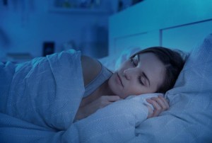 El único secreto mágico para una buena noche de sueño, según experto estadounidense