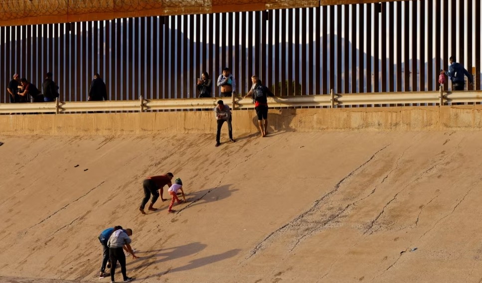 El Paso, una ciudad al límite ante insólita llegada de migrantes (Video)