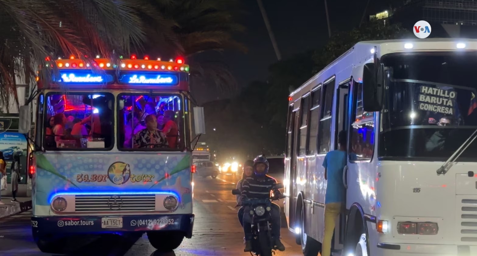 La “chiva rumbera”: fiesta en Caracas a bordo de un bus (Video)