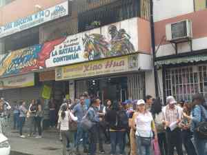 Cacerolazo por salarios justos retumbó frente a la Zona Educativa de Mérida