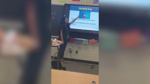¿Ella baila sola? Maestra de Texas se hace VIRAL por su particular forma de enseñar español a sus alumnos (VIDEO)