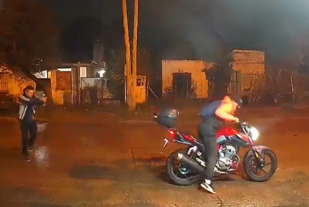 VIDEO: policía vestido de civil mató por la espalda a ladrón que intentó robarle la moto