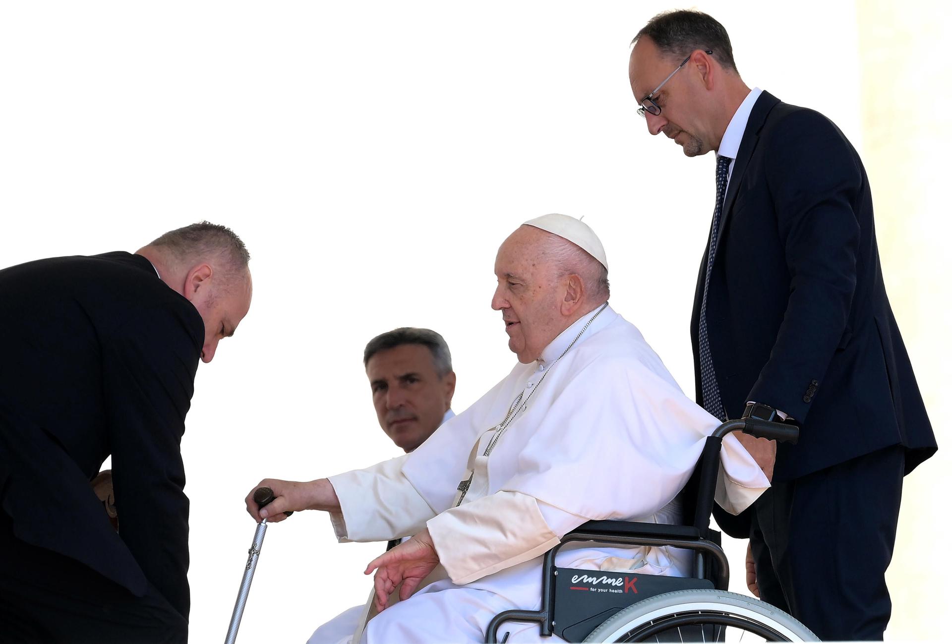 Francisco, un papa anciano con una salud frágil