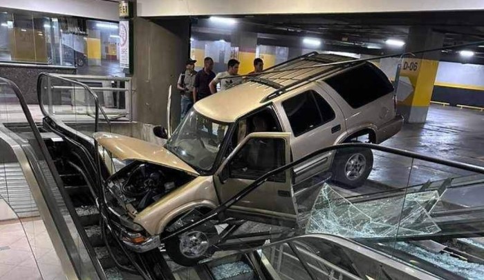 ¿Descuido o imprudencia?: camioneta se estrelló contra escaleras mecánicas en el CC Sambil en Chacao (FOTOS)