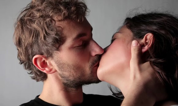 Los curiosos beneficios de besarse, según la ciencia