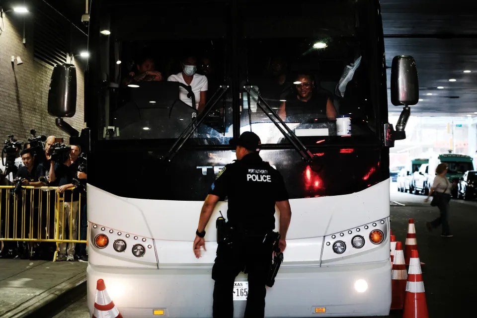 Llega a Los Ángeles un autobús con más de 40 migrantes enviado por el gobernador de Texas