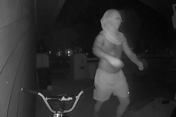 Extraños enmascarados aterrorizan a residentes en Florida y su fechoría quedó captada en cámaras (VIDEO)