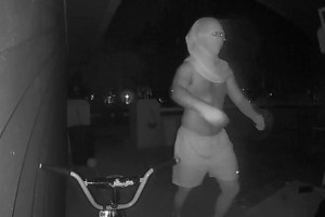 Extraños enmascarados aterrorizan a residentes en Florida y su fechoría quedó captada en cámaras (VIDEO)