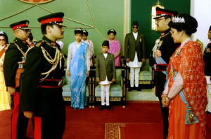 La masacre de la familia real de Nepal: un príncipe que mató a sus padres y fue coronado mientras agonizaba