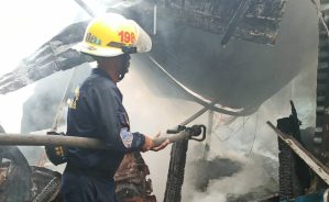 Incendio arrasó con al menos 14 viviendas y colapsó otras nueve en el sector San Luis, al sur de Maracay (FOTOS)