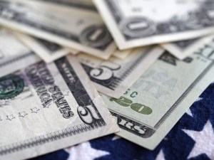 Búscalos en casa: Los billetes de 5 dólares que valen más de 100 mil y los reconoces por este detalle