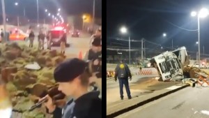 Se cayeron con los kilos: Camión que transportaba marihuana se volcó frente a una alcabala policial (VIDEO)