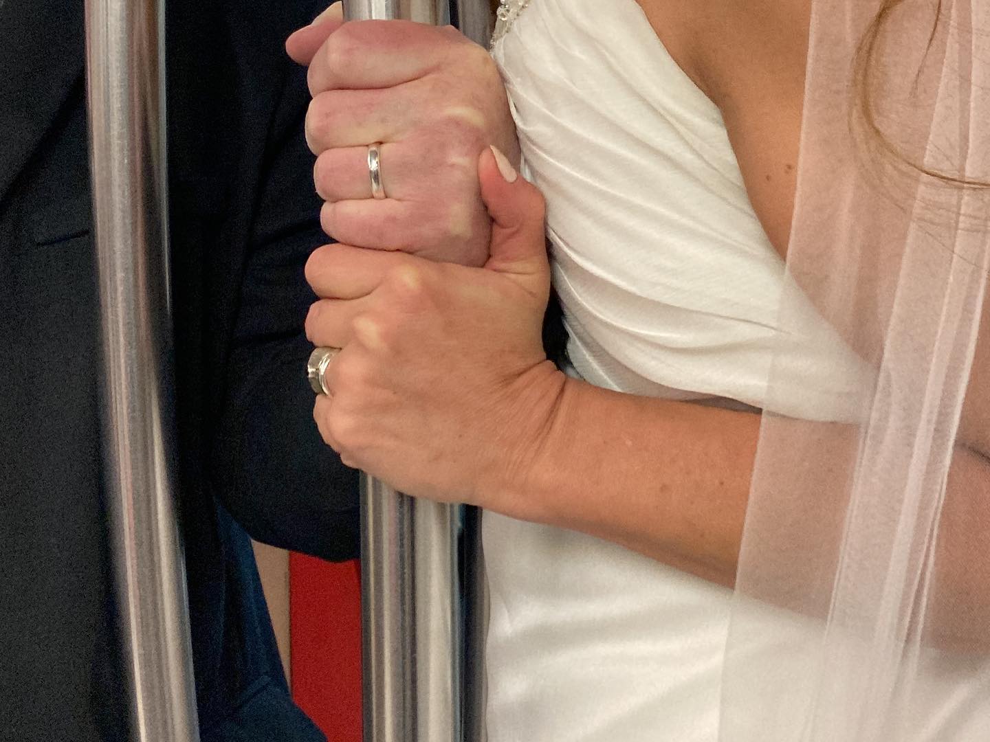 La decisión “low cost” de unos recién casados a la hora de viajar a su propia fiesta de matrimonio (FOTOS)