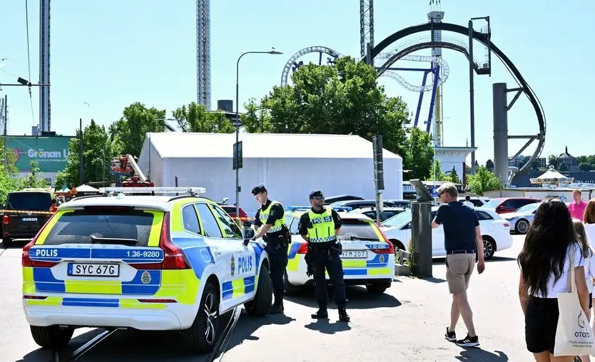 Parque de atracciones mortal: Un muerto y varios heridos luego de que una montaña rusa descarrilara