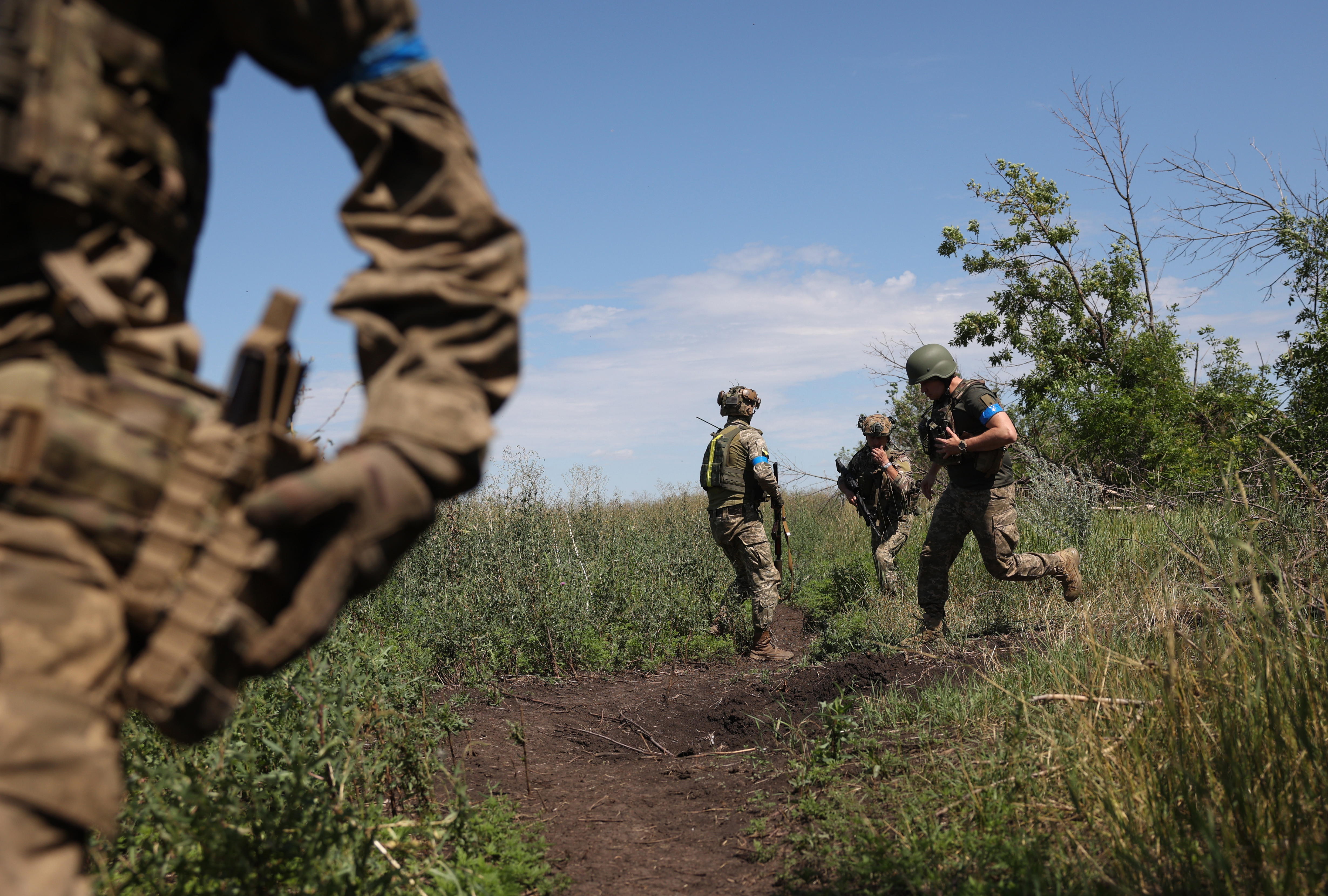 Ucrania pide armas occidentales y advierte que la contraofensiva contra Rusia “será larga y difícil”