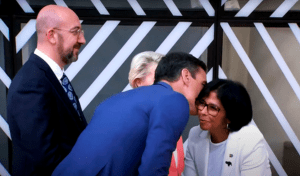 VIDEO: Pedro Sánchez se olvidó de las sanciones y le plantó dos besos a Delcy Eloína en Bruselas