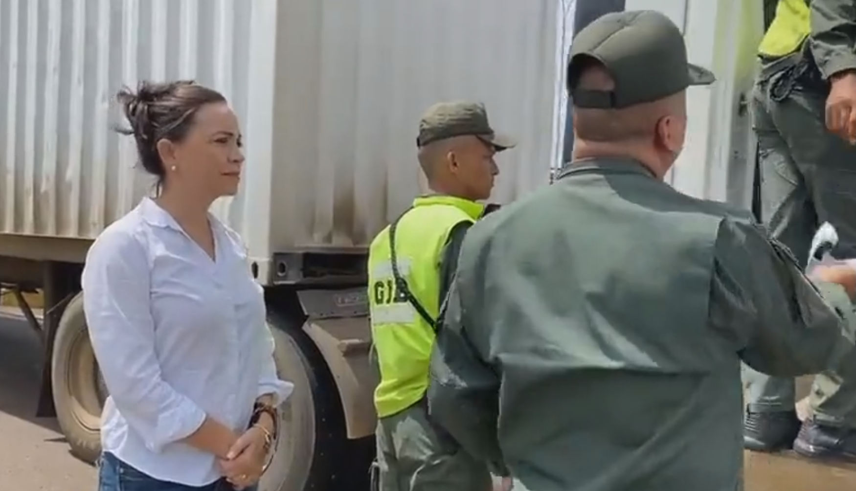 María Corina Machado le plantó cara a efectivos de la GNB que le cerraron el paso en Guárico (VIDEO)