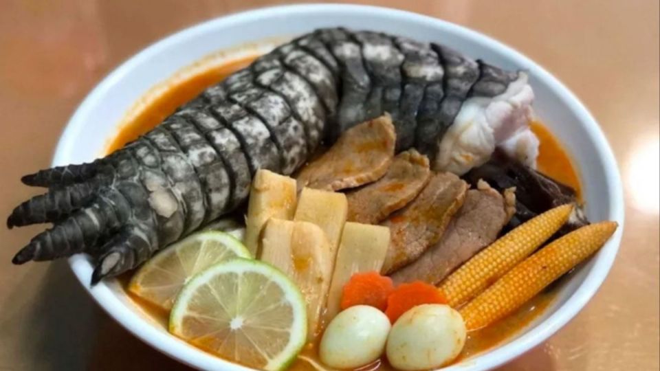 “Godzilla ramen”, platillo exótico servido con una pata de cocodrilo que está de moda en Taiwán