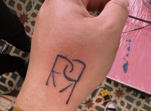 “Es para una amiga”: tras la ruptura, quiere borrarse el tatuaje que se hizo de Rosalía y Rauw Alejandro