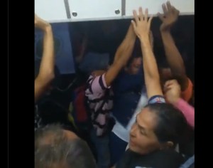 Tensión en Ferrocarril del Tuy: usuarios cruzan de un tren a otro tras graves fallas eléctricas (VIDEO)