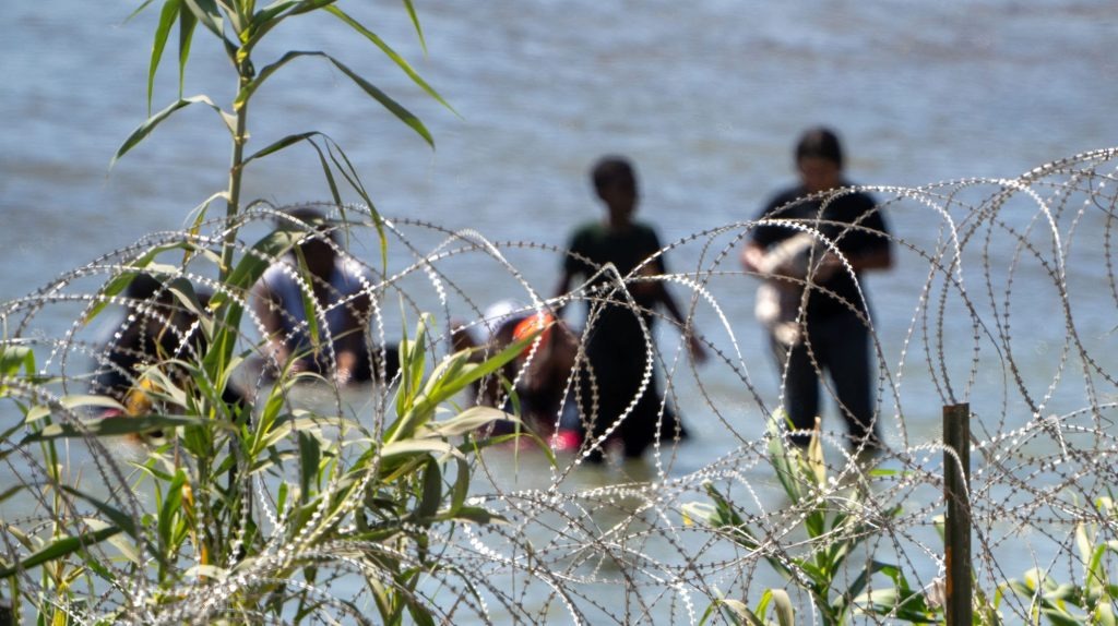 Crueldad en la frontera: soldados de la Guardia Nacional de Texas les negaron agua a dos migrantes embarazadas