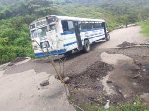 Troneras, fallas de borde y derrumbes: La travesía de rodar por la vía El Vallado en Táchira