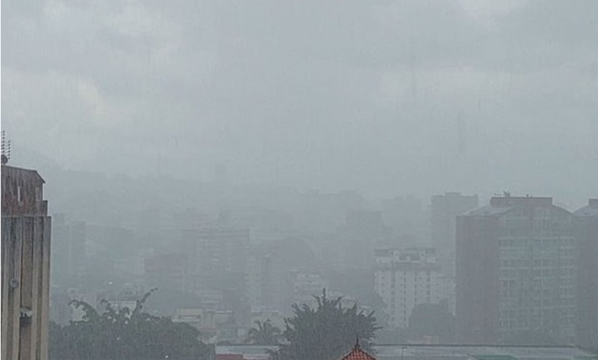 EN VIDEO: Así quedó la avenida Casanova luego de las fuertes lluvias registradas en Caracas este #18Jul