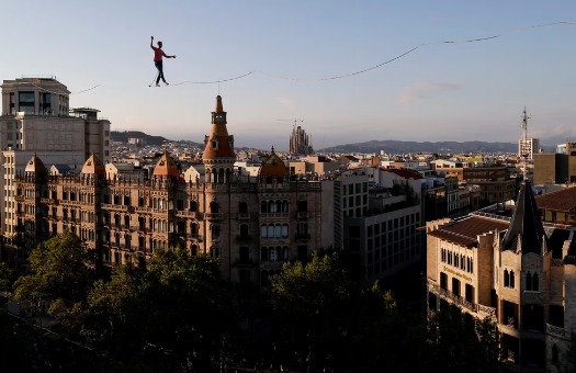 Valentía en las alturas: funambulista francés desafía la gravedad y cruza Barcelona a “solo” 70 metros del suelo