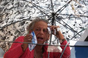 Activista de 84 años se subió a un techo para defender con uñas y dientes una ONG secuestrada por Luis Arce