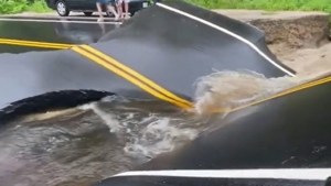 Impactante VIDEO: El colapso de una carretera en New Hampshire por la fuerte crecida de un río