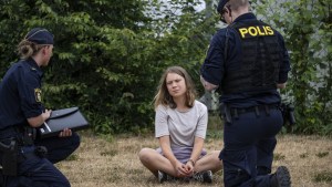 Difunden el video de la detención de Greta Thunberg tras armar un alboroto en una cumbre petrolera