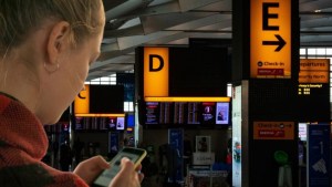Viajar a EEUU: ¿cuáles son las consecuencias si te niegas a mostrar tu celular a un agente en la aduana?