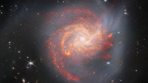 Telescopio James Webb fotografía una “ardiente” galaxia con un violento pasado