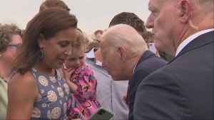 El VIDEO más extraño de Biden: “Mordisquea” a una niña y la cara de susto de la pequeña se hizo viral