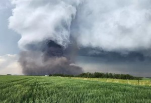 Captan en VIDEO la aterradora formación de un poderoso tornado en Canadá