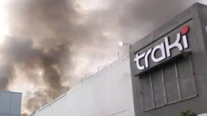 Así se desplomó el edificio de Traki en Valencia tras más de ocho horas de incendio (VIDEO)