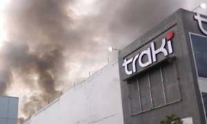 Así bomberos intentan apagar incendio a importante estructura de Traki en Carabobo (VIDEOS)