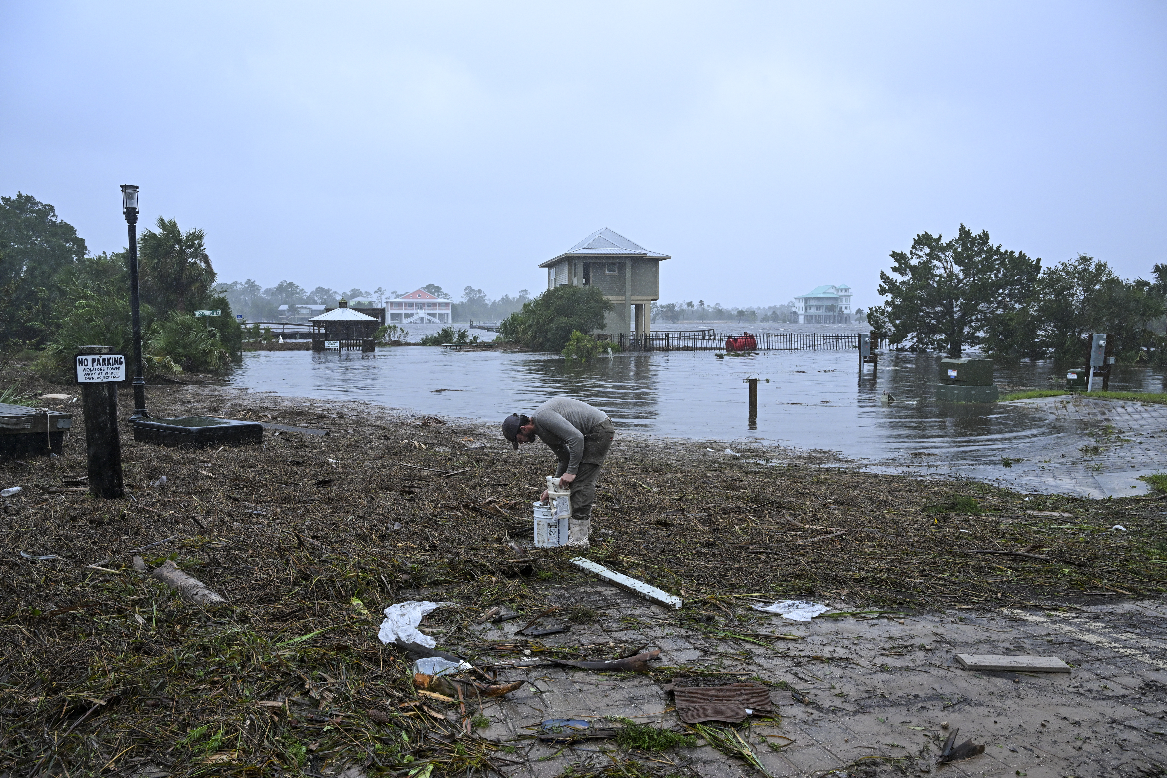 Florida evalúa daños tras paso del huracán Idalia, que avanza por el sudeste de EEUU