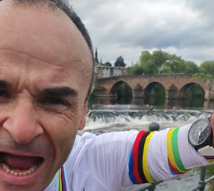 Insólito: premiaron a un ciclista paralímpico sin brazos con un reloj de pulsera y su reacción se hizo VIRAL (VIDEO)