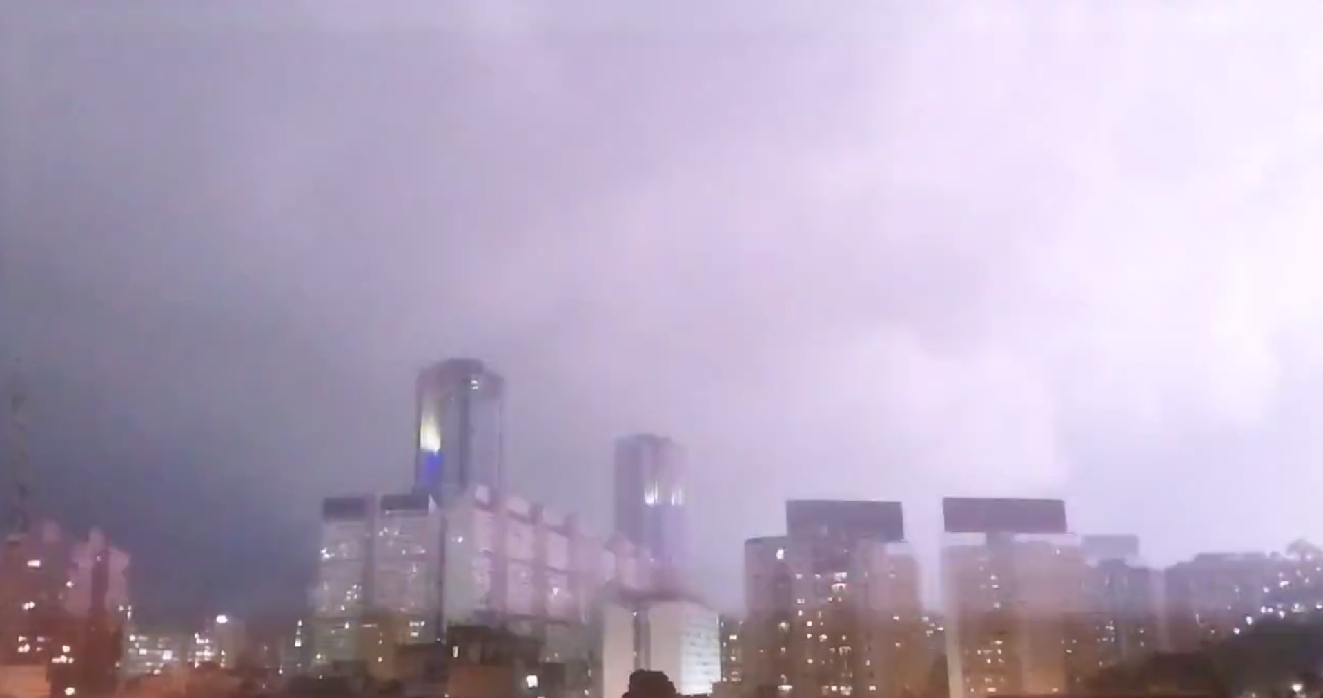 Tormenta eléctrica y bajones de electricidad durante la noche de este #7Ago en Caracas (VIDEOS)