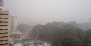 Caos en la capital: Fuerte aguacero provocó bajones de luz en varios sectores de Caracas (IMÁGENES)