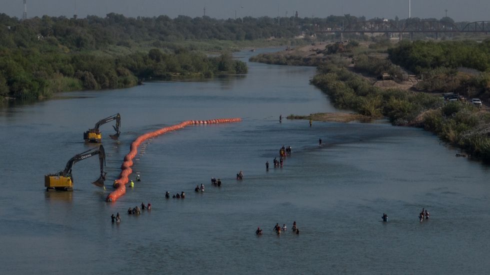 El muro de boyas instalado por el gobierno de Texas en río Bravo se cobró dos vidas