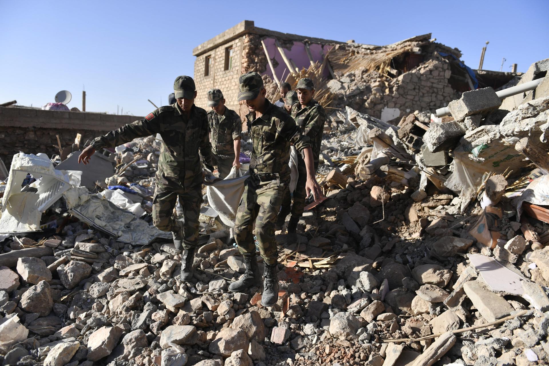 Socorristas redoblan esfuerzos para hallar sobrevivientes del sismo en Marruecos