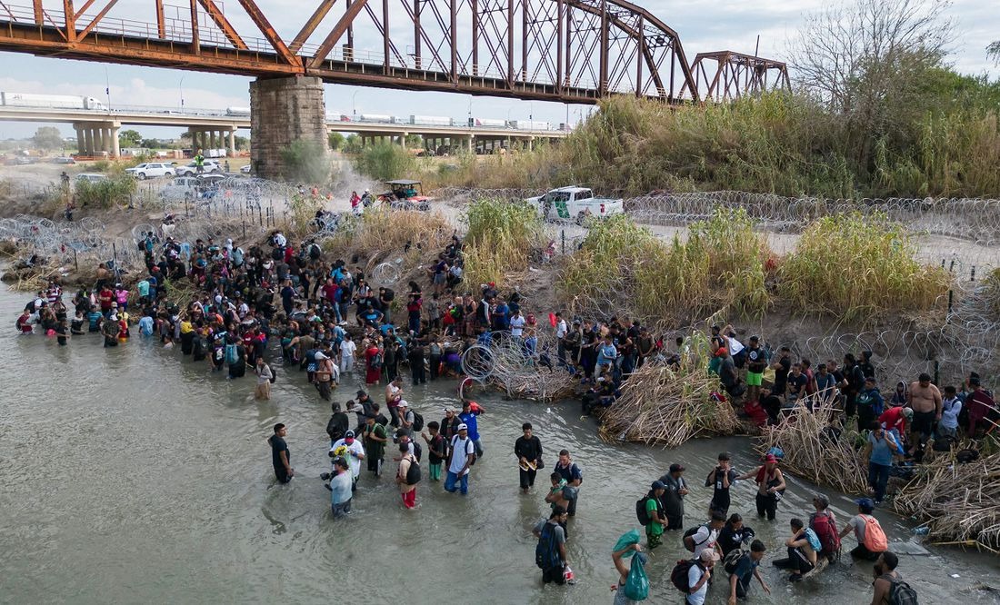 VIDEO: La forma en la que migrantes evaden el alambrado de púas para cruzar hacia EEUU