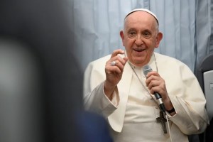 El papa visita por sorpresa un barrio de la periferia de Roma donde asesinaron a una joven de 17 años