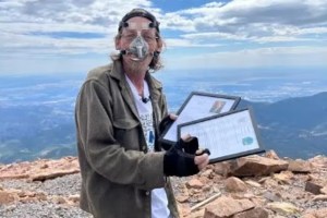 Batió un récord Guinness al escalar una montaña en Colorado con una inusual manera