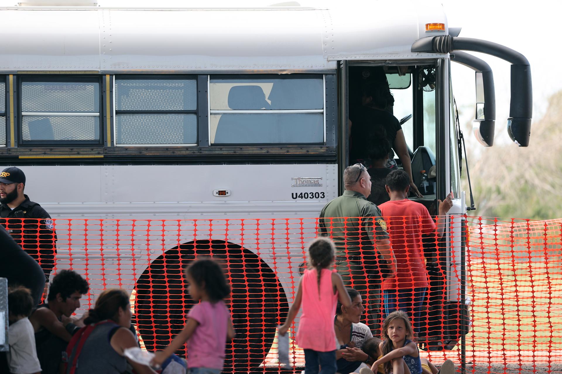 Gobernador de Texas desplegó más autobuses para enviar migrantes a ciudades santuario